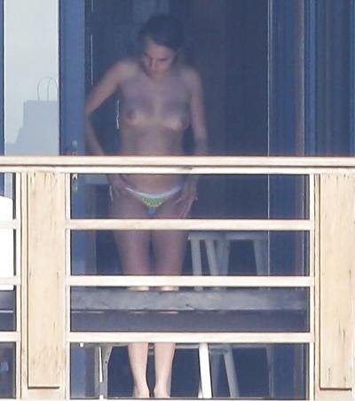 12P Cara Delevingne sonnt sich oben ohne