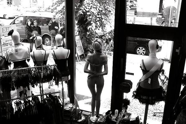 25P 8. Bondage 'en plein public'