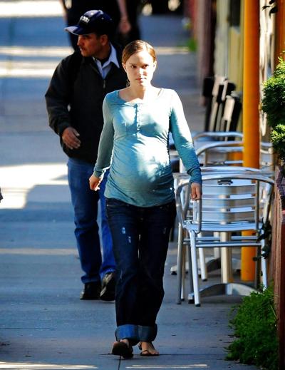 25P Natalie Portman verlässt das Restaurant Square One in Silverlake