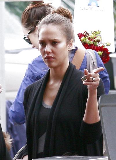 11P Jessica Alba s'exhibe dans un parc de Los Angeles