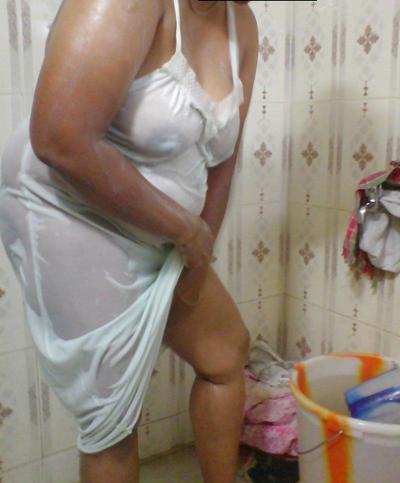 11P シャワーを持つインドの妻