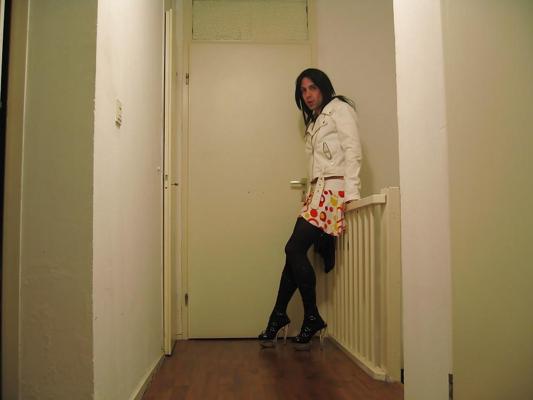 8P Minifalda y chaqueta de verano blanca.