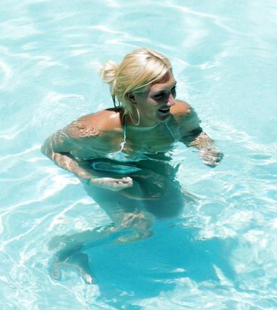 25P Brooke Hogan im Bikini am Pool in Miami