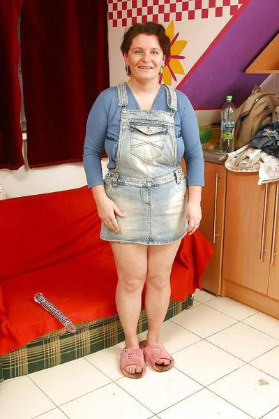 16P Chubby MILF Andrea