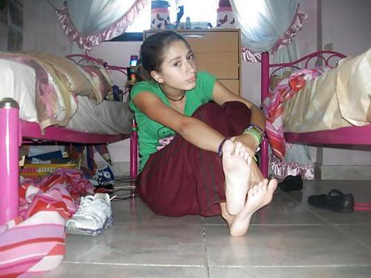 25P Amateur Candid Teen Feet 2