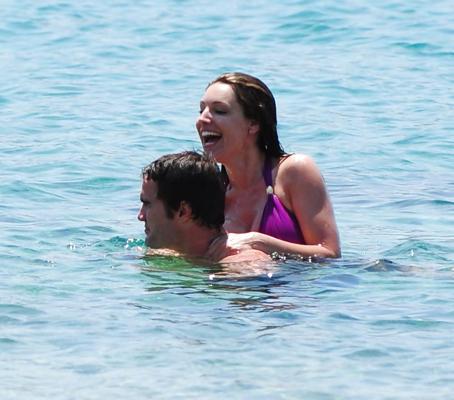 25P Kelly Brook im lila Badeanzug im Urlaub