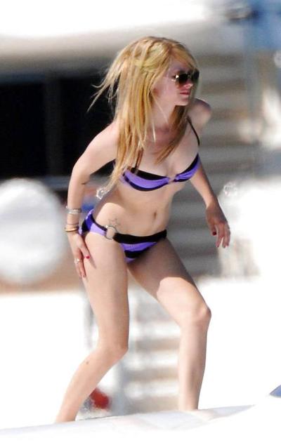 25P Avril Lavigne - Quel cul chaud !!!