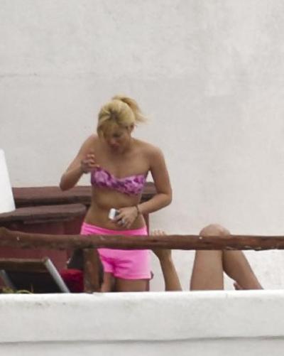 4P Shakira en bikini sur l'île espagnole d'Ibiza