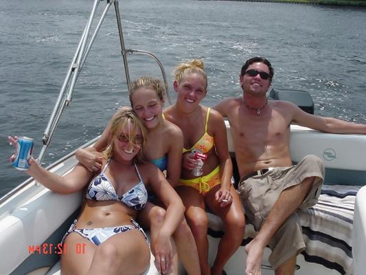 25P Fille aux gros seins sur un bateau