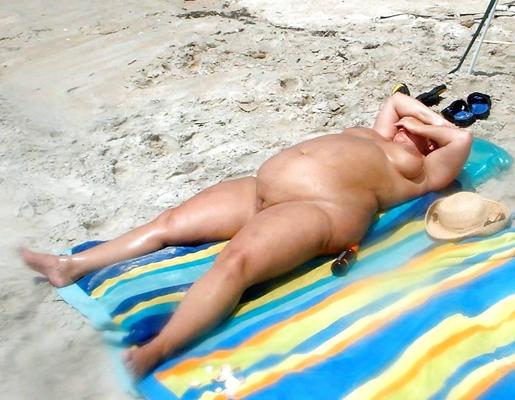 8P Mature beach boobs...