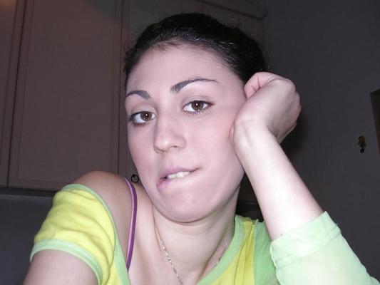 24P Petite amie aux gros seins avec une chatte poilue autophotos photos nues