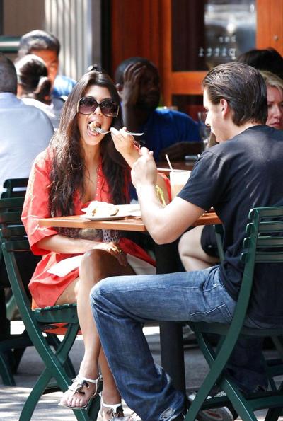 10P Kourtney Kardashian en jupe haute en déjeunant au Bar Pitti