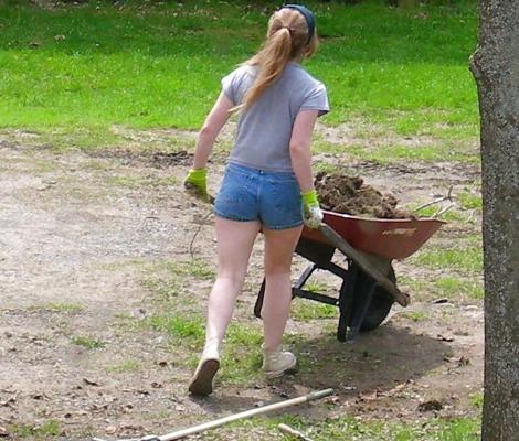 12P Un voisin sexy de 20 ans qui fait des travaux de jardinage.