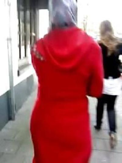 16P Promenade dans la rue avec un atout hijab