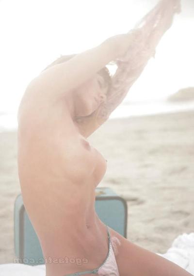 17P Natalia Paris oben ohne im SoHo Magazine