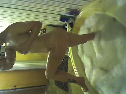 7P Lindsey in the bath