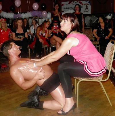 4P Frau ist schockiert über die Größe der Stripperin