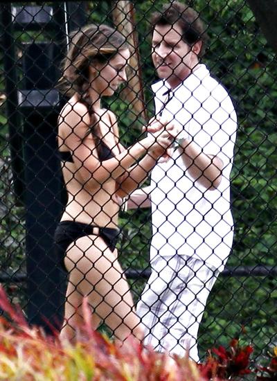 12P Jennifer Love Hewitt joue au basket en bikini marron