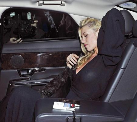 25P Abigail Clancy voit la jupe haute en quittant le Harrys Bar.