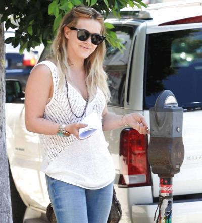 21P Hilary Duff butin en jeans lors d'une sortie à West Hollywood