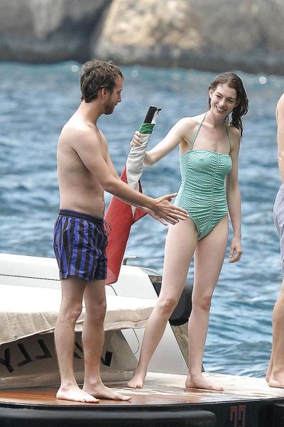 10P Anne Hathaway – Badeanzug im Urlaub in Italien