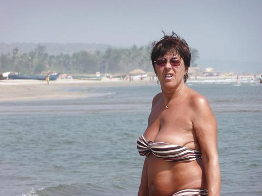 20P Older women in bikini. (most saggy tits).