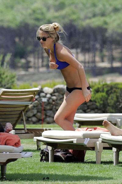 25P Bar Refaeli jour 2 en BIKINI à Porto Cervo ASSS & Aerola