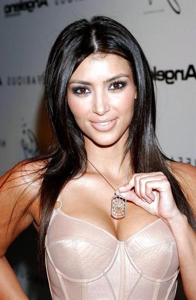 25P Kim Kardashian im schneidigen Kleid