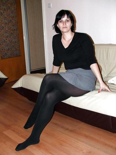 25P Nylon - upskirt - leg2