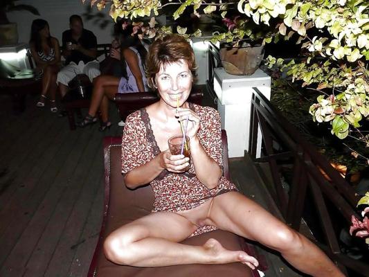 18P MILF Upskirt