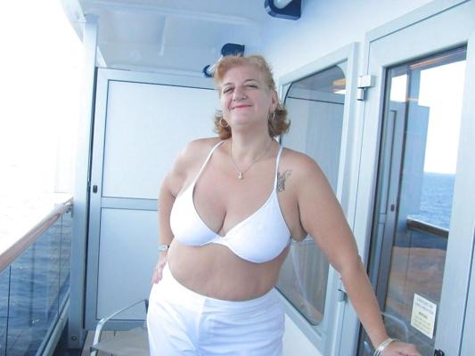 20P Saggy tits in swimsuit.