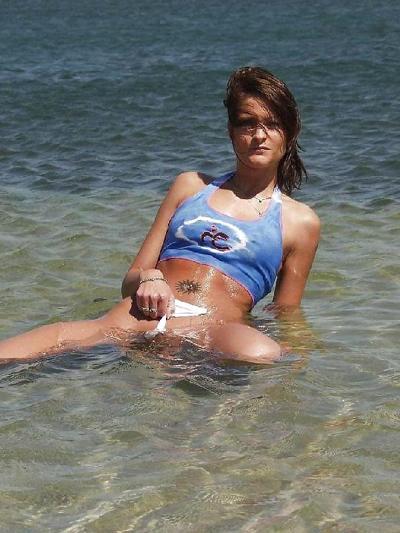 15P Babe naked on the beach by Sail