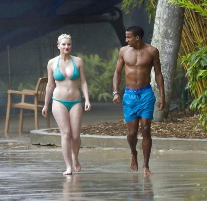 25P Helen Flanagan bikini HQ (coup de cul et soupçon de pincement)