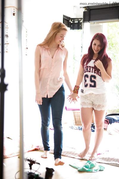 16P Ella C et Laney, amatrices à fourrure, s'habillent nues après un rapport sexuel lesbien.
