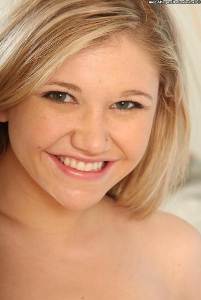 16P La guapa rubia amateur Kali adora desnudar su coño desagradable