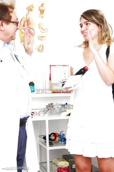 16P Mature woman Lamacka having speculum inserted into spread pussy