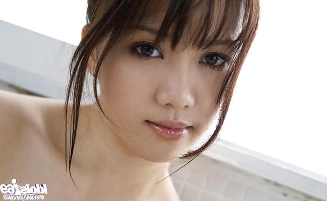 16P Mai Nadasaka, une asiatique aux gros seins, se déshabille et prend un bain.