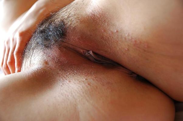 16P Chubby asian MILF with hairy pussy Kyoko Nakano undressing on the bed