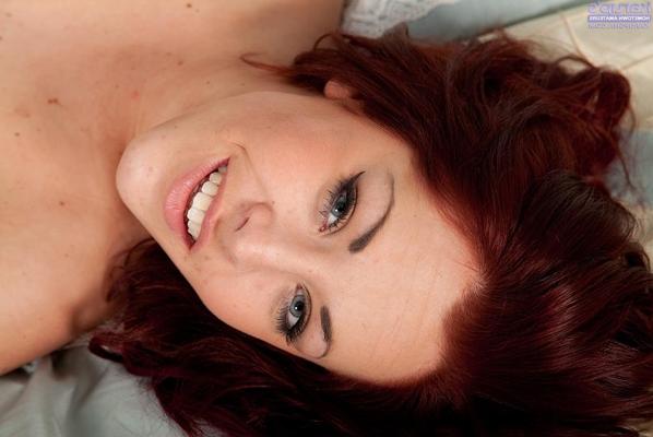 16P Ravishing redhead amateur with pierced belly-button posing nude on the bed