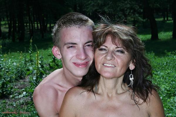 16P Mature babe licking ass and fucking in her shaved cunt outdoor