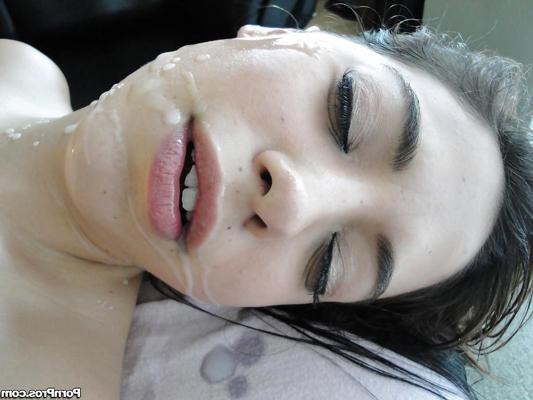 16P La brune sexy latina Gigi Rivera fait une fellation à son masseur sur une table de massage.