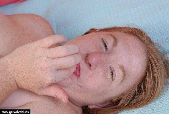 16P La pelirroja gorda Keno tiene un jugoso coño BBW follado con los dedos por un hombre cachondo