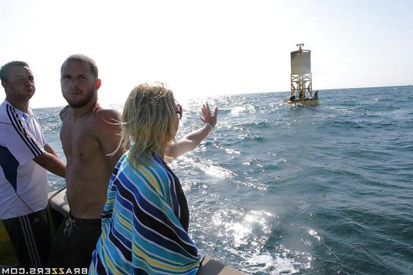 16P La star du porno Shawna Lenee en bikini s'amuse en plein air avec deux bites.