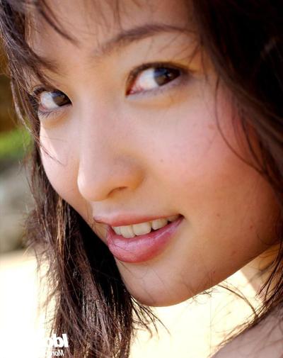 16P Vollbusiges asiatisches Teenie-Babe mit sexy Arsch zieht im Freien ihr Bikinioberteil aus