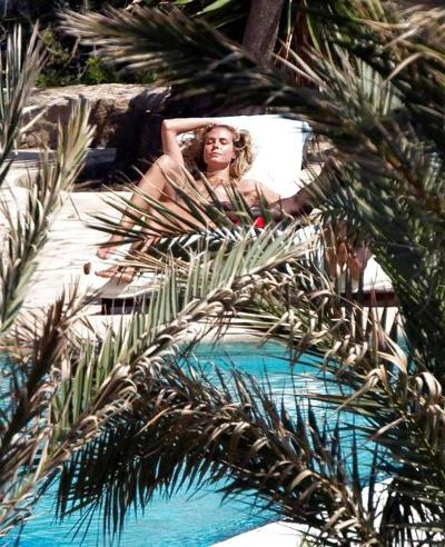 8P Heidi Klum – Oben-ohne-Urlaub auf Ibiza