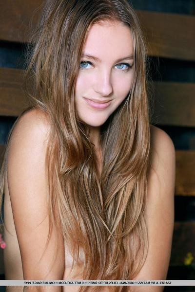 18P Die junge Izabel A streift den Bikini ab, um ihre kleinen Brüste und ihre enge Fotze im Freien freizulegen