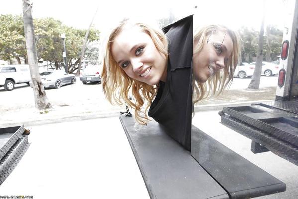 16P La rubia sonriente alexis monroe mostrando sus bonitas tetas y su culo tentador