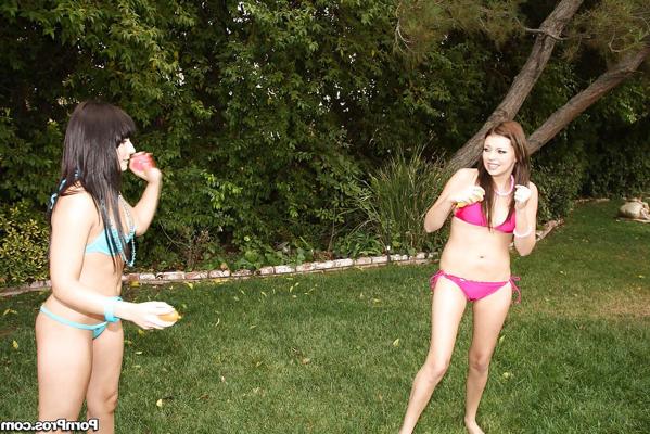 16P Garotas sexy de biquíni Missy e Madison posando juntas ao ar livre