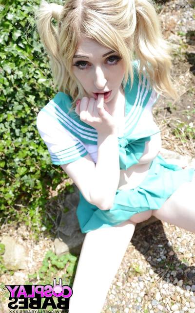 14P Jessica Jensen, une cosplayeuse, exhibe sa jupe haute nue et dévoile ses seins en plein air.