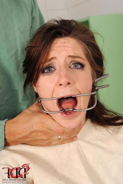 16P Perverse Ärztin mit BDSM-Fetisch-Tendenzen gibt Samantha Bentley einen Deepthroat